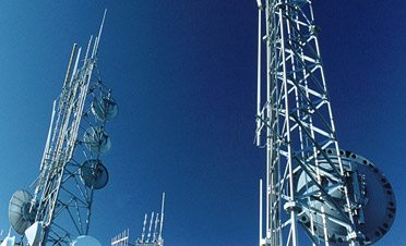 Dual-band microwave antennas for high-capacity 5G microwave links